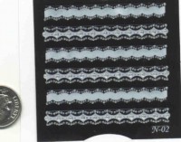 Lámina compuesta por varias tiras de adhesivos que simulan pedrería y encaje.